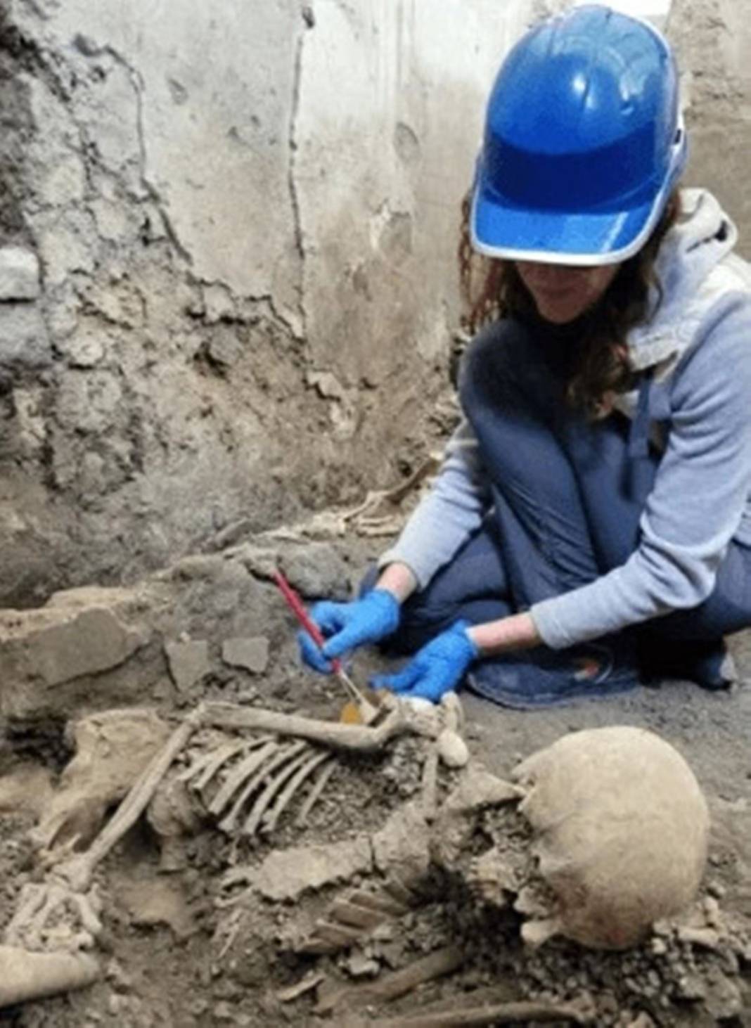 Gördükleri manzara sonrası kusarak dışarı kaçtılar! 2000 yıllık binanın içerisine giren arkeologlar hayatının şokunu yaşadı 4